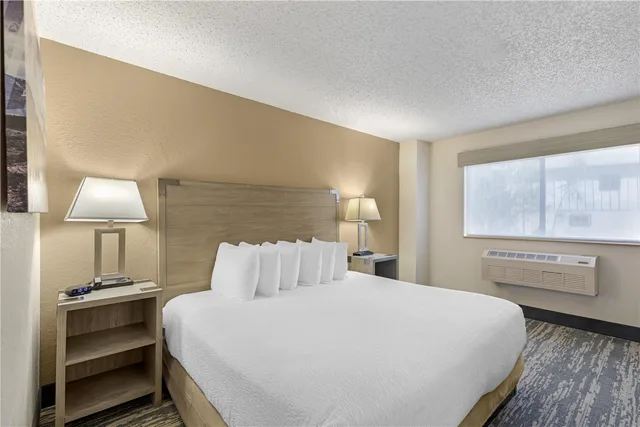 غرفة بسرير كينج بحوض استحمام لذوي الإعاقة، Best Western Alpenglo Lodge 3/4