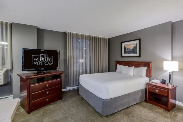 جناح عائلي بسريرين كوين بغرفتي نوم مع أريكة بمطبخ صغير، Hotel Faubourg Montreal 2/7