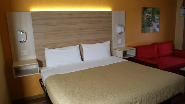 غرفة ديلوكس بسرير كينج مع أريكة، Home Town Inn And Suites 3/9