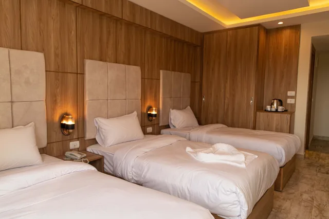 غرفة ثلاثية بثلاثة أسرّة بإطلالة على الحديقة، Nine Pyramids View Hotel 2/6