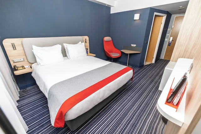 غرفة قياسية بسرير مزدوج مع أريكة، Holiday Inn Express Geneva Airport 2/8