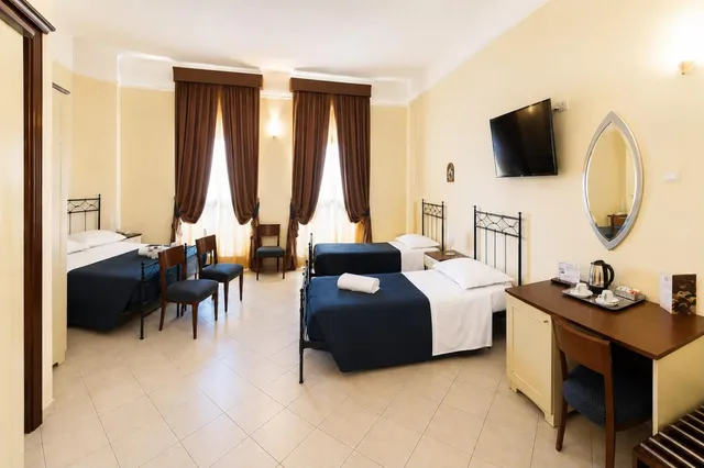 غرفة رباعية بسرير كوين وسريرين منفصلين بإطلالة على البحر، Hotel Al Pescatore 1/2
