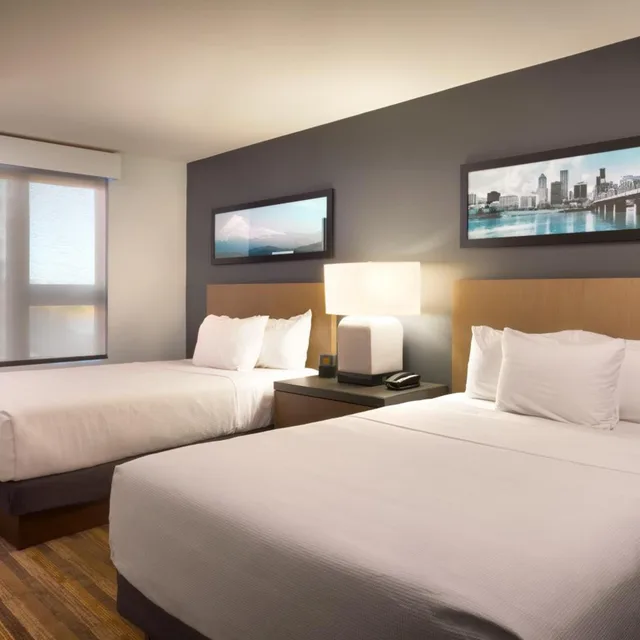 جناح بسريرين كوين بغرفة نوم واحدة مع أريكة بمطبخ، Hyatt House Portland/Downtown 1/2