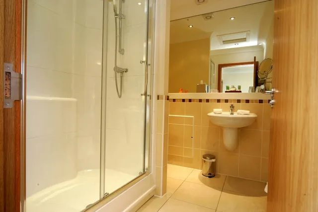 غرفة كلاسيكية بسرير كينج، Woodland Bay Hotel 8/8