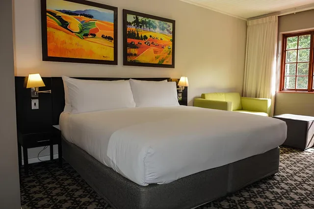 غرفة بسرير كينج بإطلالة على المسبح، Caledon Hotel Spa And Casino 4/10