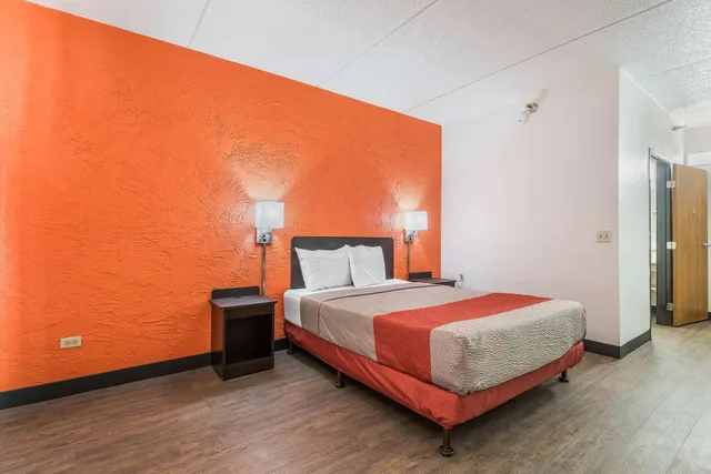 غرفة قياسية بسرير كوين، Motel6 Bridgeview, IL 3/8