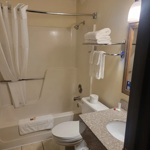 جناح بسريرين كينج بغرفتي نوم بمطبخ صغير، Days Inn by Wyndham Fort Dodge 2/2