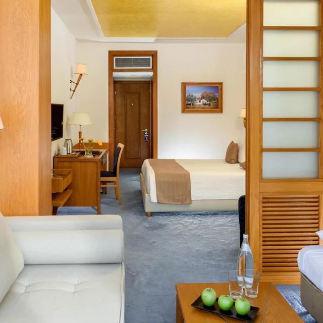 غرفة تنفيذية عائلية، Alexander Beach 1/5