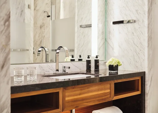 غرفة غراند بسرير كينج بشرفة، Four Seasons Hotel Madrid 4/4