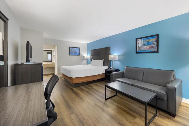 غرفة بسرير كينج مع أريكة، Best Western Fairwinds Inn 2/5