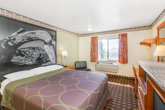 غرفة بسرير كينج، Super 8 Grants Pass 2/3