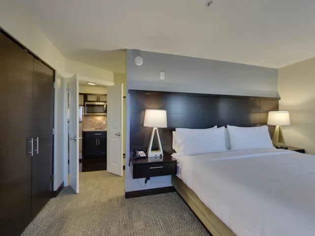 جناح بسرير كينج بغرفة نوم واحدة، STAYBRIDGE SUITES MADISON FITCHBURG 3/7
