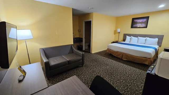 غرفة ديلوكس بسرير كينج، Travelodge by Wyndham Wenatchee 4/10
