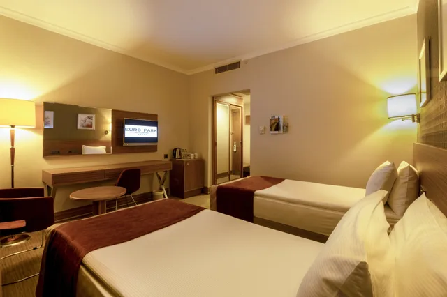 غرفة قياسية بسريرين منفصلين، Euro Park Hotel Bursa 1/3