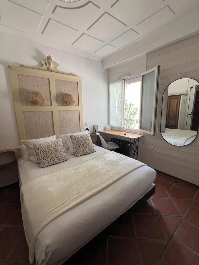 غرفة تقليدية ثلاثية، Hotel the Originals Martigues Clair 2/6