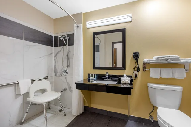 غرفة بسرير كينج لذوي الإعاقة، Quality Inn Cadiz, KY 4/4