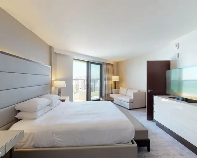 غرفة بسرير كينج بإطلالة جزئية على البحر مع أريكة، Hilton Marco Island Beach Resort and Spa 2/5