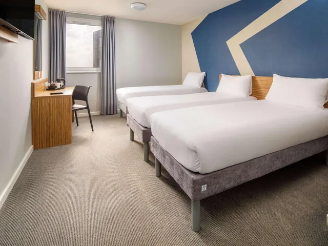 غرفة قياسية بسرير فردي وثلاثة أسرّة، ibis budget London Heathrow Central 3/8