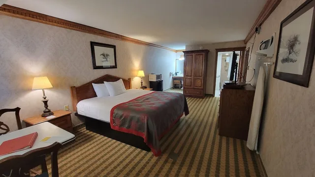 غرفة قياسية بسرير كينج لذوي الإعاقة، Ramada by Wyndham Saginaw Hotel and Suites 2/5