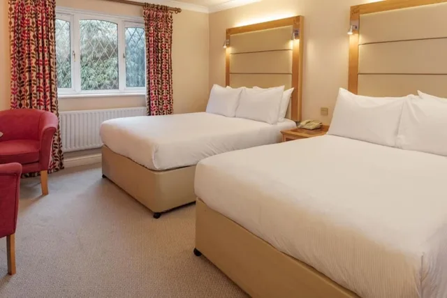 غرفة ديلوكس عائلية بسريرين مزدوجين، Forest Pines Spa and Golf Resort 2/4