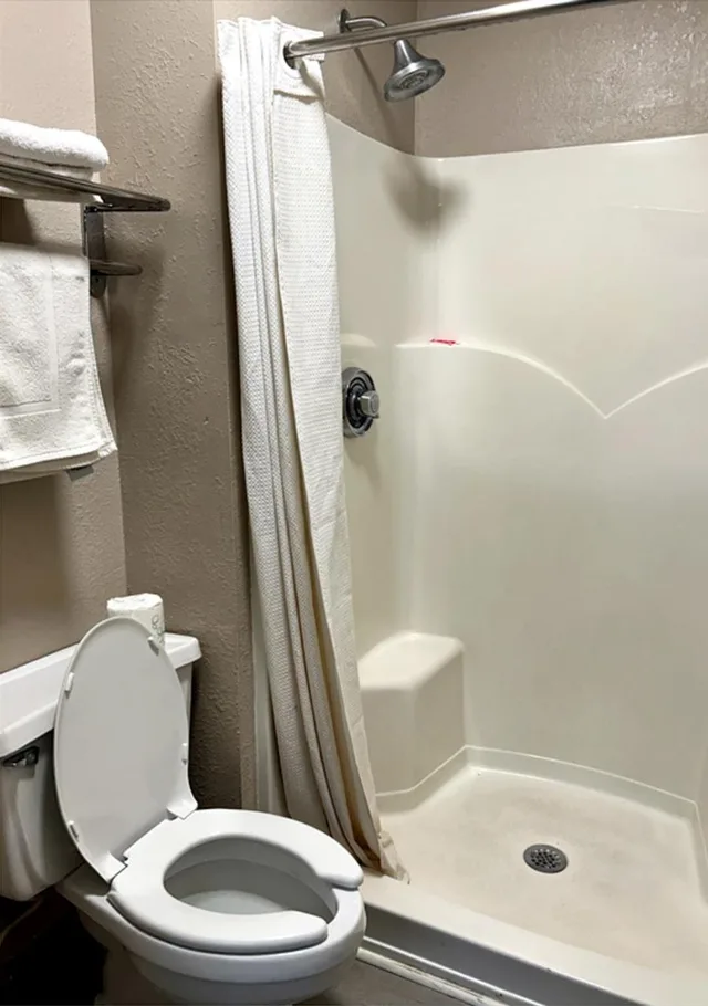 غرفة رباعية بسريرين كوين، Econo Lodge Elberton, GA 3/3