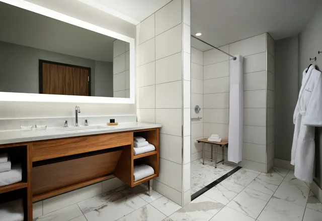 غرفة بسرير كينج بغرفة نوم واحدة لذوي الإعاقة، The Charter Hotel Seattle Curio Collection by Hilton 2/4