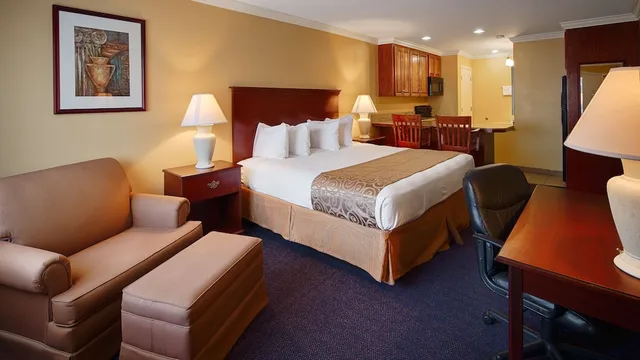 غرفة قياسية بسرير كينج بمطبخ صغير، Best Western Forest Inn 1/1