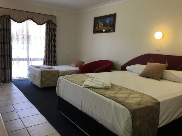 غرفة بسرير فردي وسرير كوين، Homestead Motel 3/6