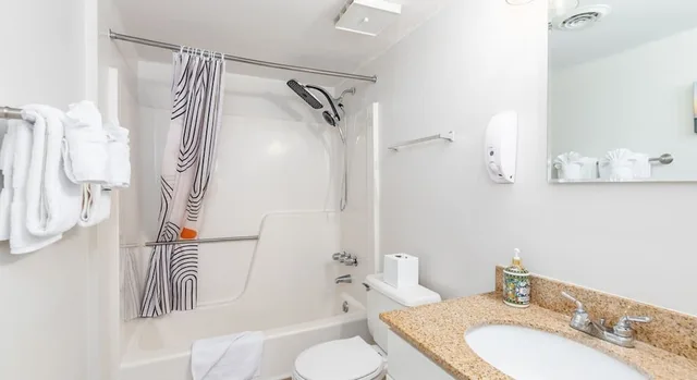 2 Bedrooms, Condo, Premium, King Bed, 2 Queen Beds, Bay View, Sofa, Balcony، Bay Club Resort 5/5