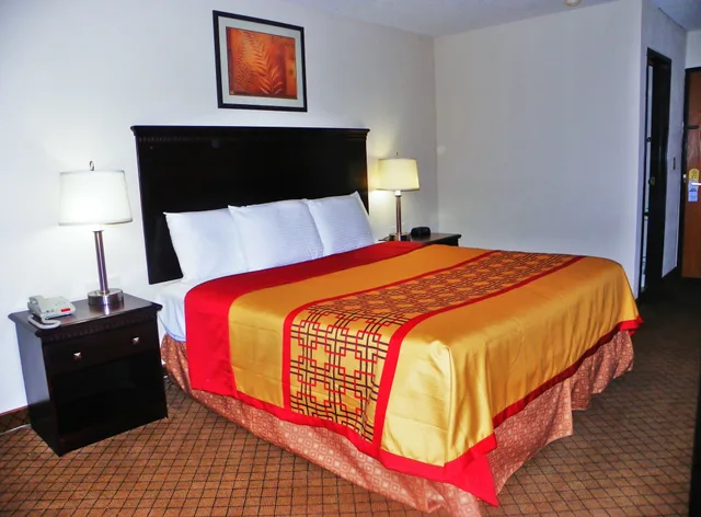 غرفة قياسية بسرير كينج، Royalton Inn & Suites 2/2