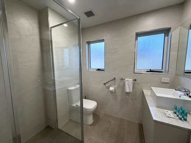 Renovated, 2 Bedrooms, Superior, Apartment, 1 King and 2 Queen Beds، Southport Motel & Apartments 6/8