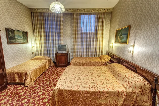 Room, Triple, 1 Double and 1 Single Bed, Grand Hotel de Londres 1/1