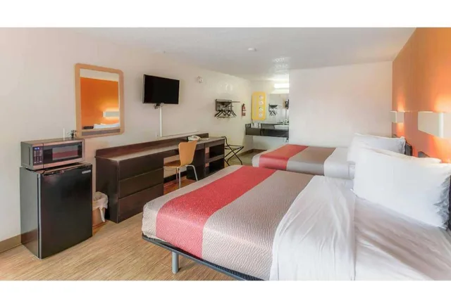 2 Full Beds - Non-Smoking، Motel6 Kalamazoo, MI 2/10