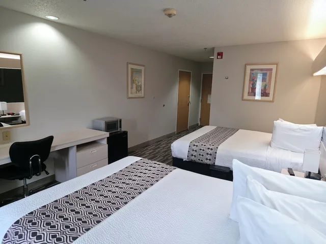 Room, 2 Queen Beds, Microtel Inn & Suites by Wyndham Claremore 3/4