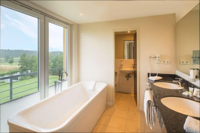 Loggia, Golfers, Suite, King Bed, Golf Course View, Living Area, Balcony, Bathtub، Best Western Premier Castanea Resort Hotel 2/3