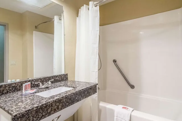 Room, King Bed, Accessible, Econo Lodge Darien GA 5/5