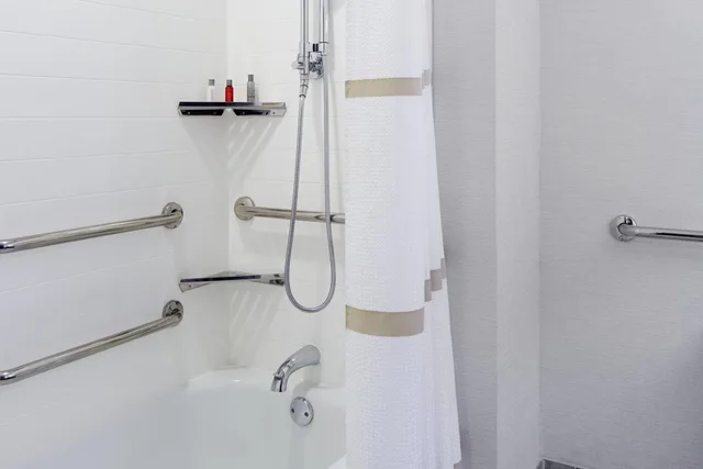 غرفة بسرير كينج بحوض استحمام لذوي الإعاقة، Columbus Marriott Northwest 10/10