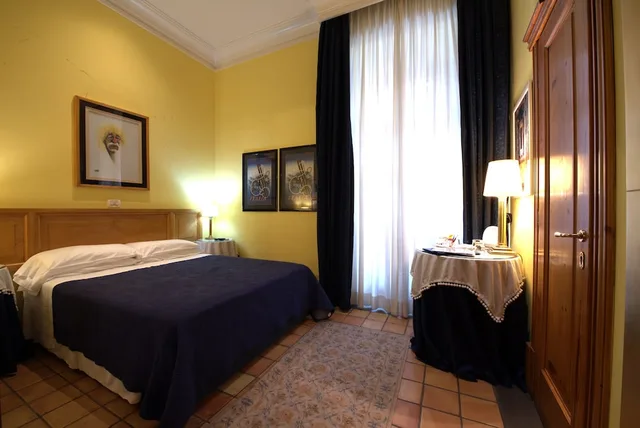 Room, Double Bed, Street View, Small، Hotel Locanda Cairoli 1/10