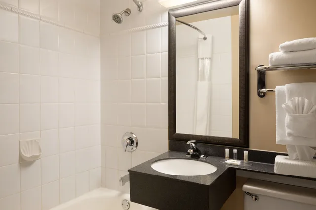 Standard, Queen Bed, Street View، Days Inn by Wyndham Victoria On The Harbour 5/10