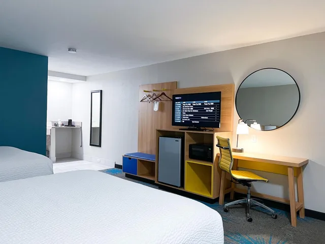 غرفة بسريرين كوين بحوض استحمام لذوي الإعاقة، Days Inn & Suites by Wyndham Santa Rosa 2/6