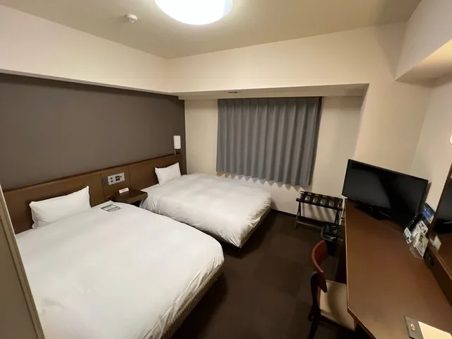 غرفة بسريرين منفصلين للمدخنين، Hotel Route-Inn Uozu 2/5