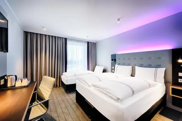 غرفة قياسية ثلاثية بسرير مزدوج مع أريكة، Premier Inn Lubeck City Centre 1/4