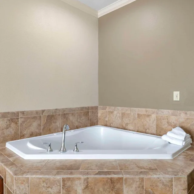 غرفة بسرير كينج بجاكوزي، Comfort Inn and Suites Fort Worth Fossil Creek 4/7