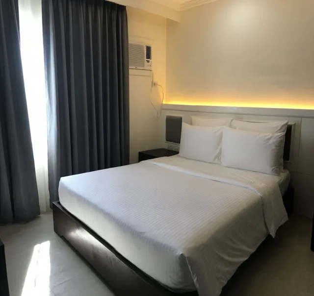 1 Bedroom, Suite, King Bed, Queen Bed, Meadows View، Sotogrande Hotel Iloilo 1/10