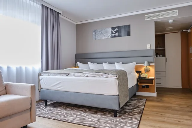غرفة بريميوم بسرير كينج، Holiday Inn Berlin Airport Conference Centre Formerly Holiday Inn Berlin International Airport 2/9