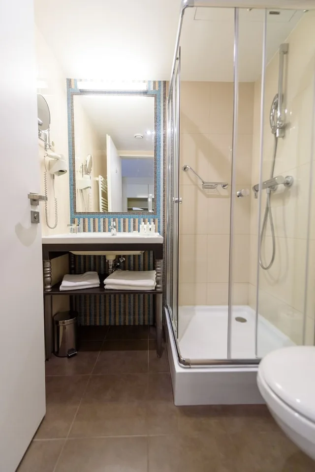 غرفة ديلوكس بسرير كوين وسرير فردي مع سرير إضافي، La Prima Fashion Hotel Budapest 6/6