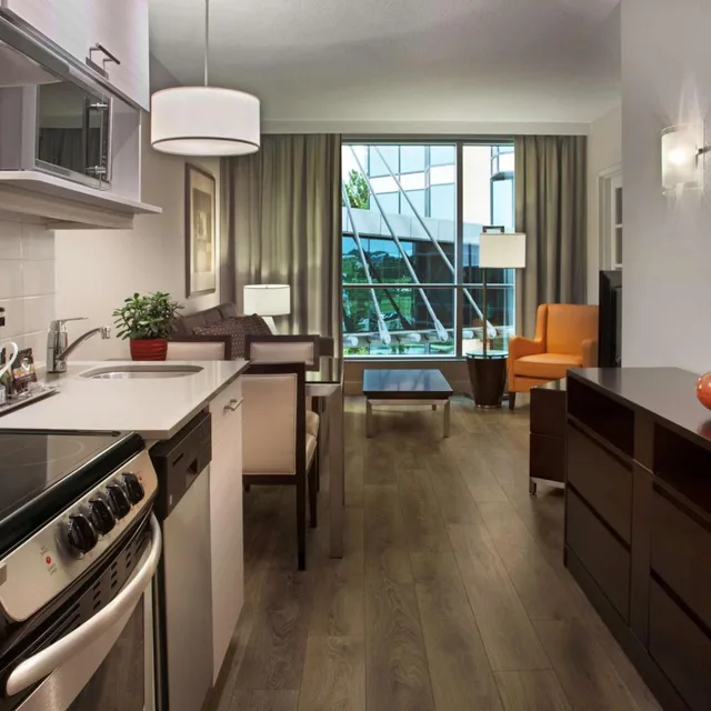 جناح بسرير مزدوج بغرفة نوم واحدة مع أريكة بمطبخ، Hilton Toronto Markham Suites Conference Centre Spa 3/5