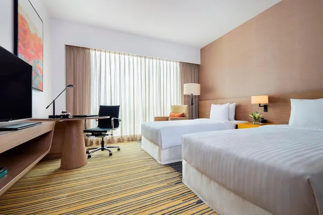 غرفة تنفيذية بسرير كينج بإطلالة على المسبح، Courtyard By Marriott Bengaluru Outer Ring Road 2/7