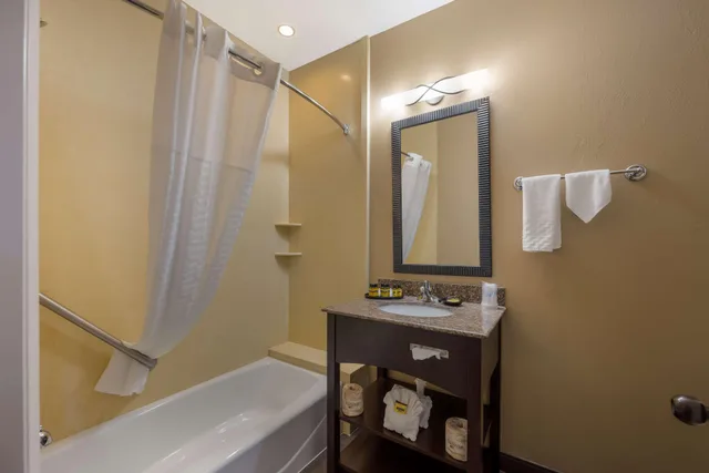 Suite, 1 King and 2 Queen Beds, Street View, Stair Access Only, Balcony, Kitchenette، Best Western Plus Canyonlands Inn 10/10