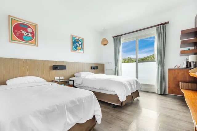 غرفة بسريرين منفصلين بشرفة، Kenting Fairyland & Farm Guest House 7/10